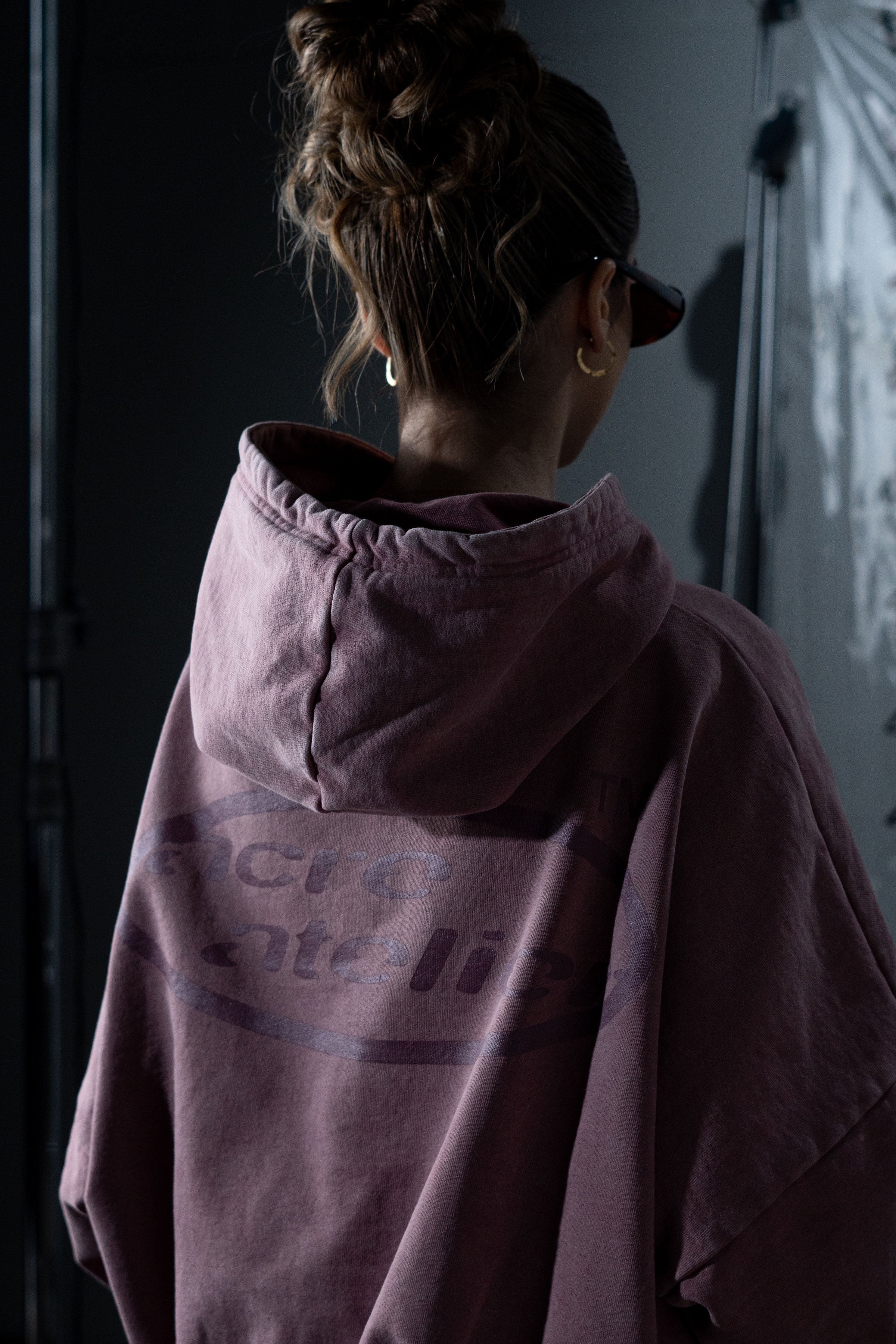 ACRE®ATELIER Après&Acres Hoodie Lifestyle Detail - Sudadera Après&Acres Luxury Essentials