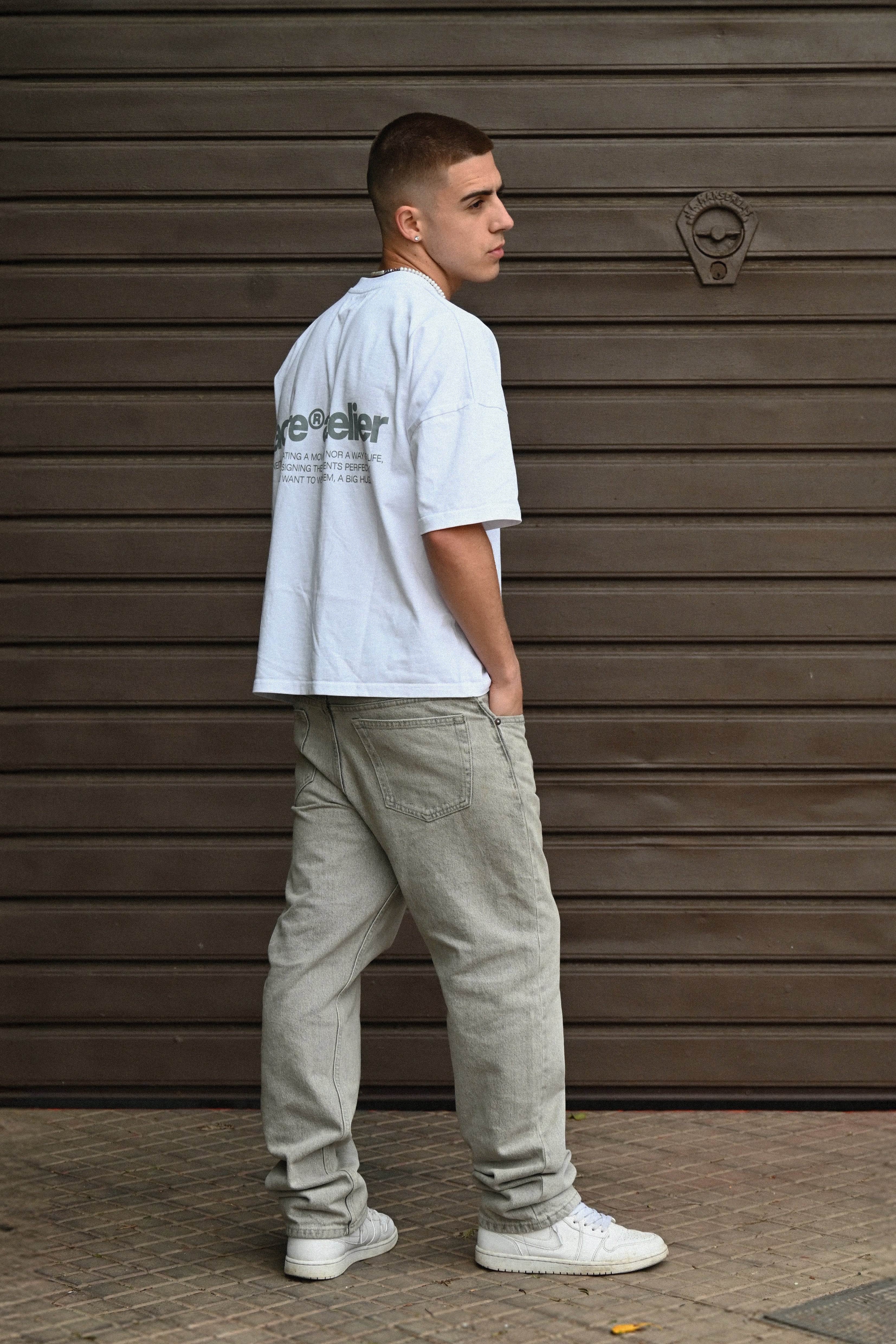 ACRE®ATELIER Big Hug T-Shirt Back Side - Camiseta Big Hug Vista Trasera