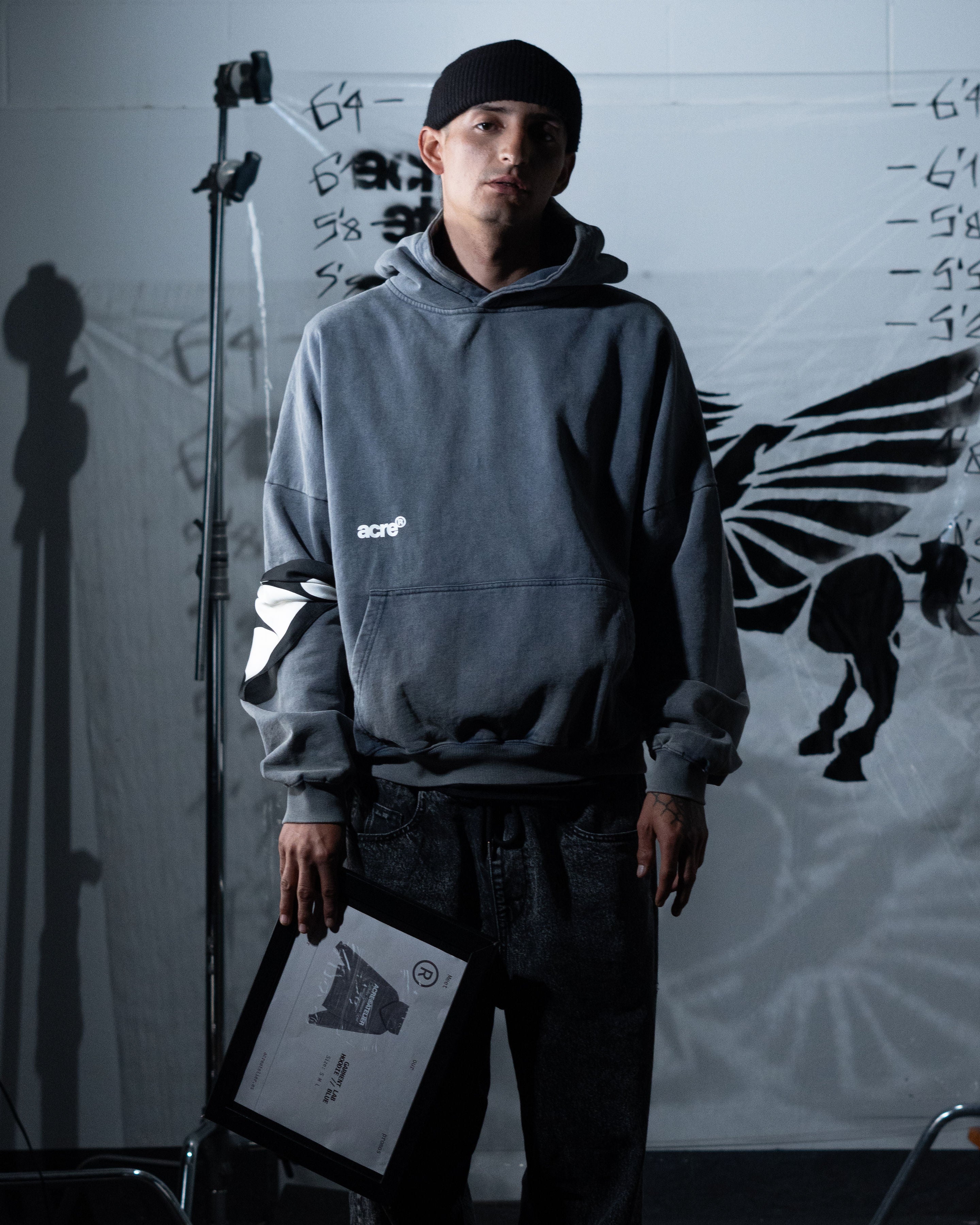 ACRE®ATELIER Garment Lab Hoodie Lifestyle Detail - Sudadera Atelier Garments Lab Luxury Essentials