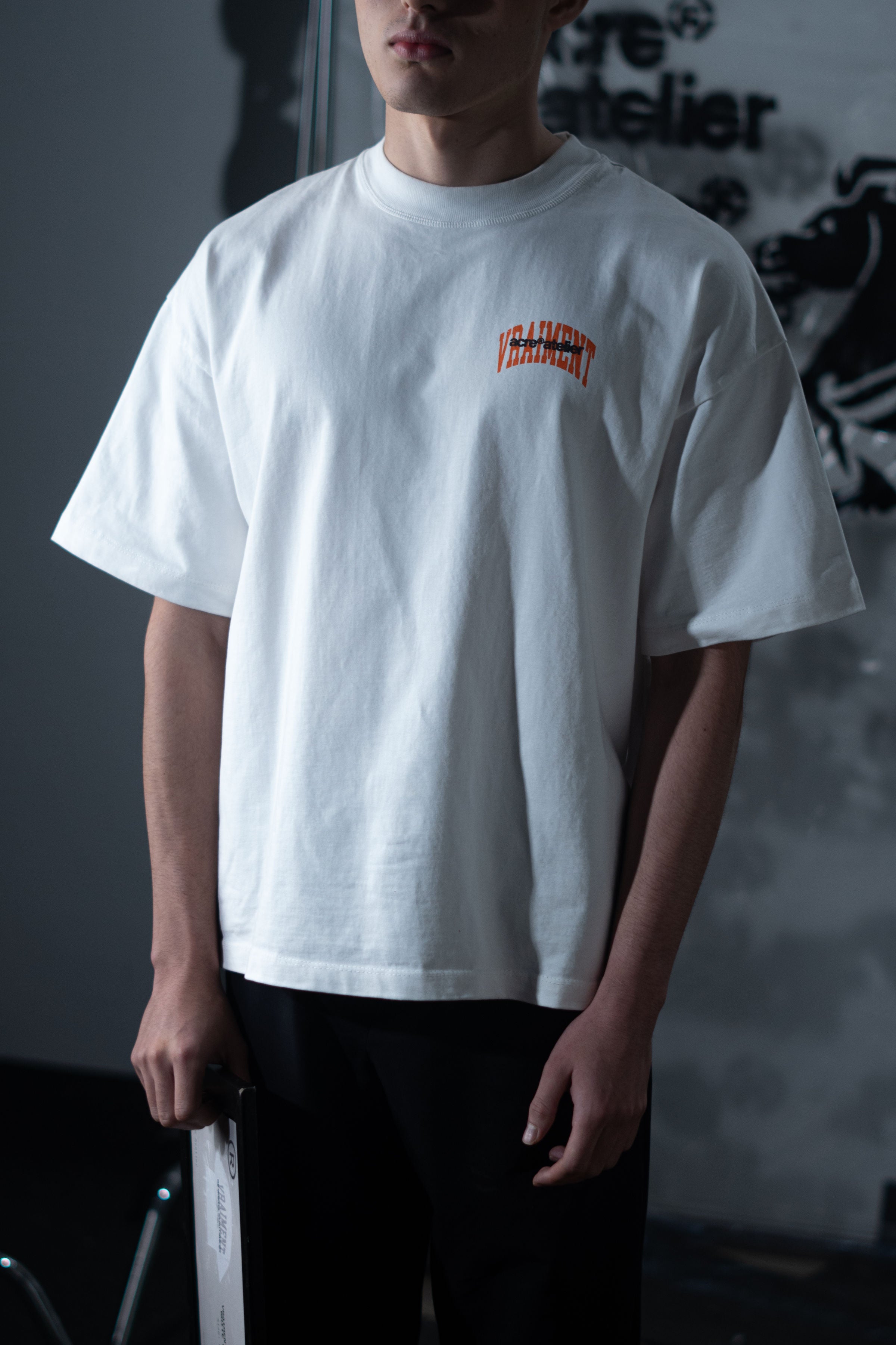 ACRE®ATELIER Vraiment T-Shirt Lifestyle Detail - Camiseta Vraiment Luxury Essentials